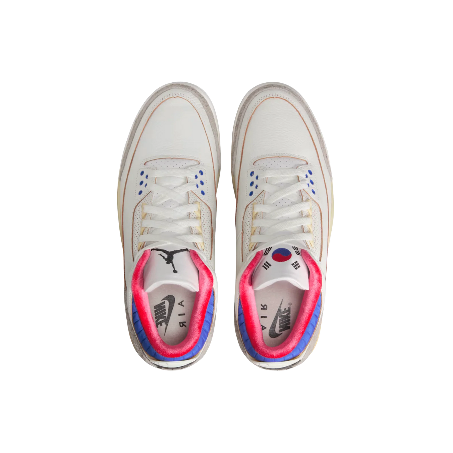 Jordan 3 Retro Seoul 2.0 – vue dessus des deux chaussures avec logo Jumpman à droite et drapeau coréen à gauche sur les languettes