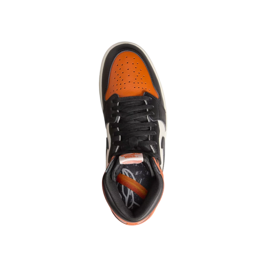 Jordan 1 High OG Shattered Backboard – vue dessus des baskets rétro avec lacets noirs et toe box perforée orange