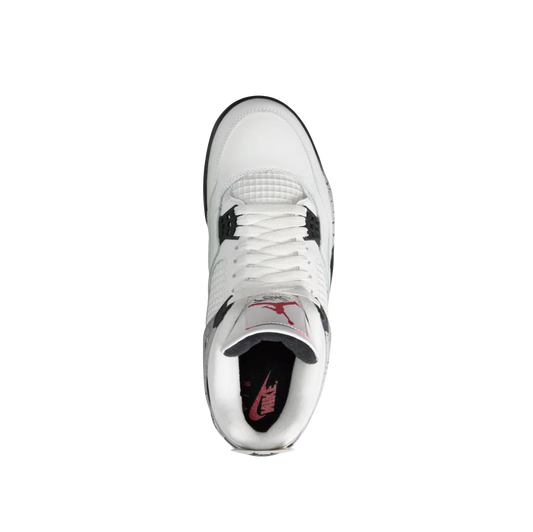 Jordan 4 OG White Cement – vue dessus montrant le laçage blanc, la languette Jumpman rouge et la doublure noire.