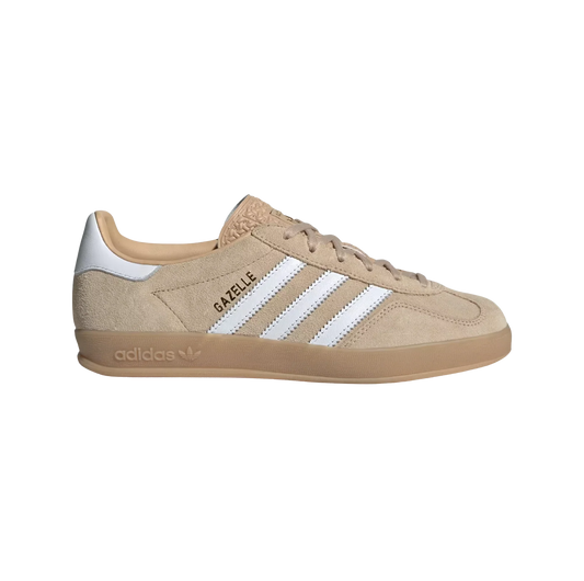 Adidas Gazelle Indoor Magic Beige – vue latérale des baskets rétro en suède beige avec semelle gomme et bandes blanches
