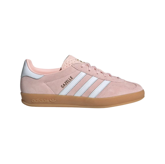 Adidas Gazelle Indoor Sandy Pink – vue latérale des baskets rétro en suède rose avec semelle gomme et bandes blanches