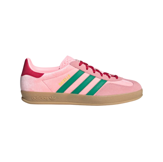 Adidas Gazelle Indoor Glow Pink – vue latérale des baskets rétro en velours rose avec semelle gomme et bandes vertes