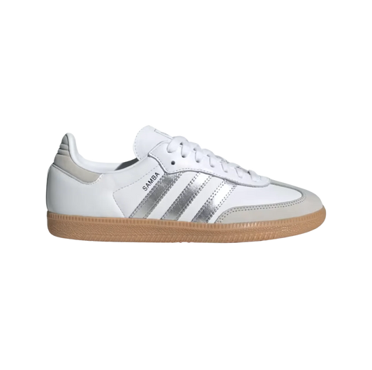 Adidas Samba OG White Silver – vue latérale des baskets rétro en cuir et suède blanc avec semelle gomme et détails argentés