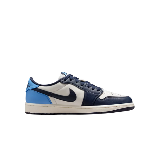 Jordan 1 Low OG Obsidian – vue latérale des baskets rétro en cuir bleu marine et bleu clair avec Swoosh Nike, semelle crème et silhouette basse.