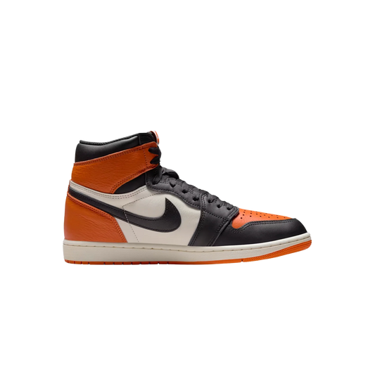 Jordan 1 High OG Shattered Backboard – vue latérale des baskets rétro en cuir premium avec swoosh noir et teinte orange Starfish