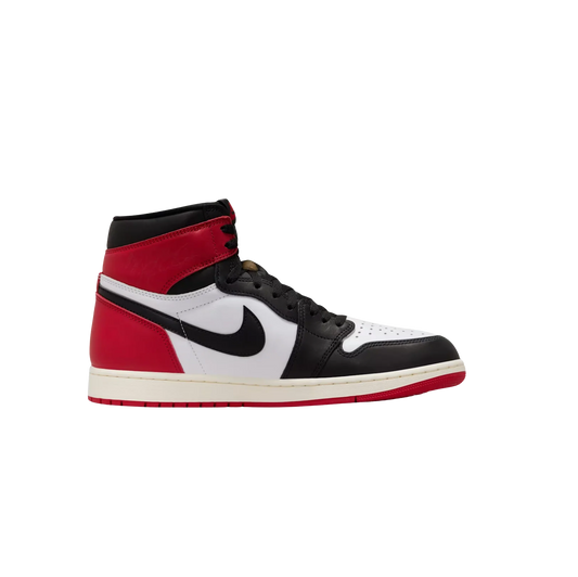 Jordan 1 Black Toe Reimagined – vue latérale des baskets rétro en cuir blanc, noir et rouge avec semelle gomme et Swoosh noir