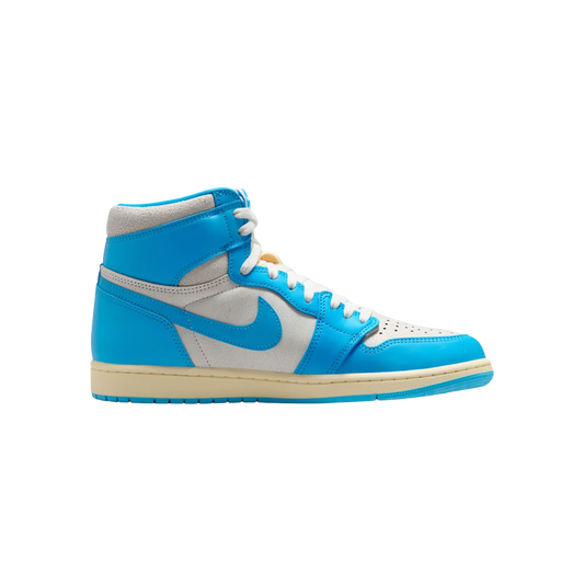 Jordan 1 High OG UNC Reimagined – vue latérale des baskets rétro en cuir premium bleu et blanc avec semelle gomme