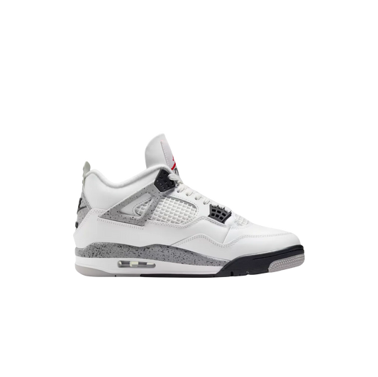 Jordan 4 OG White Cement – vue latérale des baskets rétro en cuir blanc, ailettes “Cement Grey” mouchetées et unité Air visible.