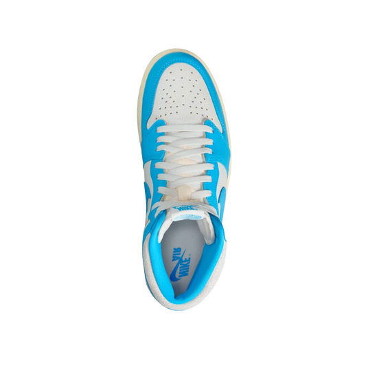 Jordan 1 High OG UNC Reimagined – vue dessus des baskets rétro en cuir bleu et blanc avec toe box perforée