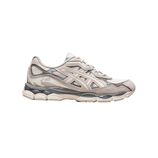 ASICS GEL NYC Cream & Oyster Grey – vue latérale des baskets rétro-tech en cuir avec semelle gomme et amorti GEL™